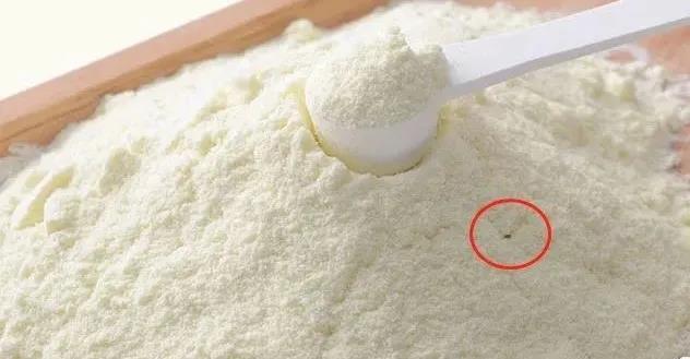 黑的白的红的黄的奶粉中的不明颗粒到底是啥还能喝吗